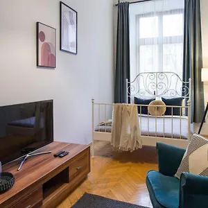 Apartment Wawelove Royal Spacious 2 Bedroom Apt 1 Min To Main Sq!, Krakow